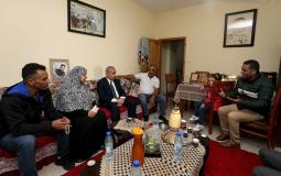 رئيس الوزراء محمد اشتية، خلال زيارته المناضلة أم ناصر أبو حميد