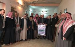 حماس تزور العائلات التي شاركت حملة نظافة المستشفيات