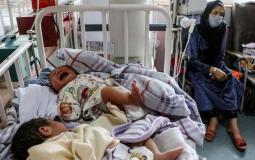 سيدة ترضع الأطفال الذين فقدوا امهاتهم في تفجير كابل.jpg