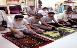 اسرى يؤدون الصلاة في سجون الاحتلال 