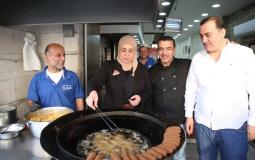 محافظ رام الله ليلى غنام تشارك في قلي الفلافل