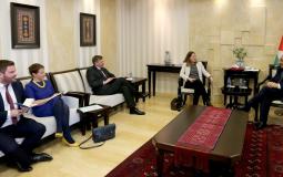 رئيس الوزراء محمد اشتية خلال اجتماعه مع مسؤولين بريطانيين