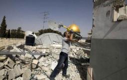 فلسطيني يهدم منزله بأوامر إسرائيلية - أرشيفية