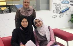 صورة للطالبات الفائزات عن مدارسهم في مسابقة دولة قطر 