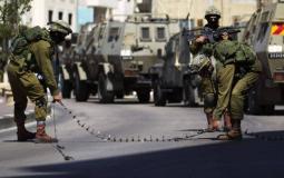 عناصر من جنود الاحتلال الإسرائيلي يغلقون مفترق جيت