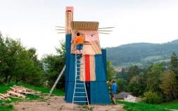 تمثال خشبي للرئيس الأمريكي دونالد ترامب