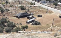 مستوطن ينصب خيمة في أراضي المواطنين شرق يطا