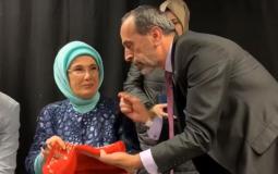 المنتدى الفلسطيني يسلم اردوغان وزوجته هدايا رمزية
