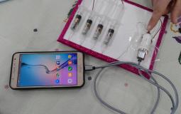 شاحن هاتف ذكي صنع في غزة من المخلفات الطبية