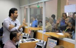 خالد الحردان نائب السفير العمادي يتفقد عملية صرف المنحة القطرية 100 دولار في غزة