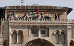 فلسطينيون يرفعون العلم الفلسطيني في المسجد الأقصى - أرشيفية