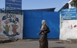 معلمة أمام مدرسة تابعة للأونروا في غزة - ارشيفية