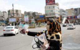امرأة تبيع كمامات في إيران