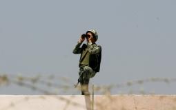 جندي يراقب الحدود بين غزة ومصر