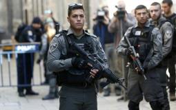 الشرطة الإسرائيلية تعتقل شابين على خلفية الاشتباه بهما .