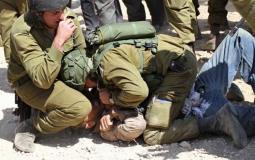 الاحتلال الاسرائيلي يعتدي بالضرب على مواطن