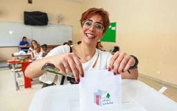 مواطنة لبنانية تشارك في الانتخابات البرلمانية في لبنان