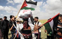 مواطنون من غزة يشاركون في فعاليات مسيرة العودة وكسر الحصار السلمية شرق القطاع