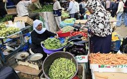 سيدة تعمل في أحد الأسواق بغزة -صورة تعبيرية-