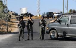 جنود إسرائيليون يقفون بالقرب من المكان الذي عثر فيه على جثة الجندي القتيل 