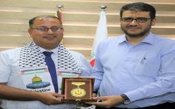 وكيل وزارة الصحة بغزة يوسف أبو الريش مع أحد الكوادر الصحية