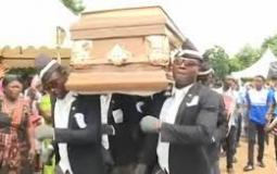 قائد فرقة رقصة التابوت الشهيرة يعزف موسيقاه الخاصة فى العزل المنزلى