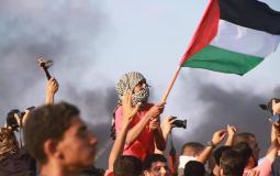 متظاهرون خلال مسيرة العودة على حدود غزة