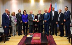  رئيس الوزراء الفلسطيني محمد اشتية يستقبل  وفدا من المجلس الأعلى للإبداع والتميز