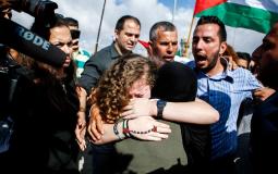 لحظة الإفراج عن الفلسطينية عهد التميمي ووالدتها ناريمان من السجون الإسرائيلية