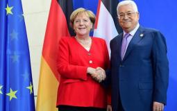 الرئيس الفلسطيني محمود عباس والمستشارة الألمانية أنجيلا ميركل