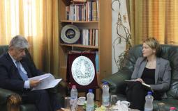 عضو اللجنة التنفذية لمنظمه التحرير أحمد مجدلاني مع سفيرة جمهورية فلندا