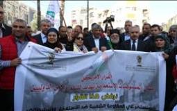 رئيس الوزراء محمد اشتية خلال مشاركته في مسيرات الغضب