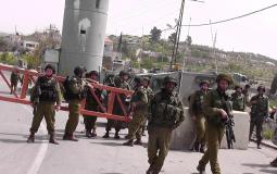 قوات الاحتلال الإسرائيلي تنصب حاجزا عسكريا -أرشيفية-