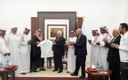 الرئيس محمود عباس يستقبل بعثة المنتخب السعودي في رام الله