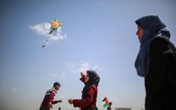 فتاة فلسطينية تطلق طائرة ورقية على حدود غزة  - إلاشيفية -