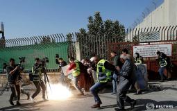 إصابات بالاختناق واعتقال صحفيين خلال وقفة تضامنية مع معاذ عمارنه