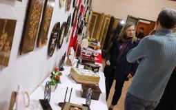 "الثقافة والفكر الحر" تفتتح معرض مشغولات فنية خشبية