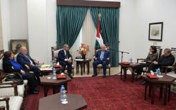 الرئيس عباس خلال استقباله اشتية اليوم
