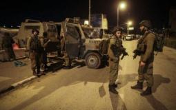 عناصر من جنود الاحتلال الإسرائيلي يعيقون تحرّكات المواطنين