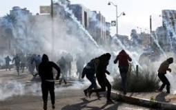 جنود الاحتلال الإسرائيلي يلقون قنابل الغاز المسيل للدموع باتجاه شبان فلسطينيو