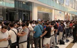 وقوف المواطنين لشراء هواتف الأيفون