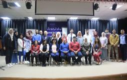 صورة جماعية لطلبة ومنسقي البطولة الوطنية لفن المناظرة لجامعات فلسطين