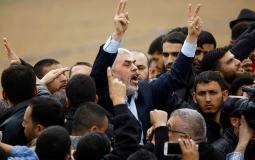 قائد حركة حماس بغزة يحيى السنوار خلال مشاركته في مسيرة العودة