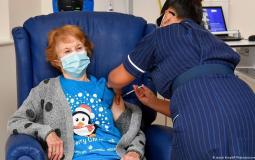 امرأة تسعينية بريطانية تدعى مارجريت كينان، أول من يتلقى اللقاح أمام كاميرات التلفزيون