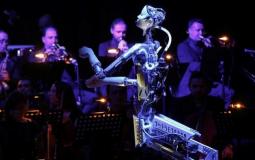 شاهد: روبوت يقود فرقة أوركسترا بشرية في الأمارات