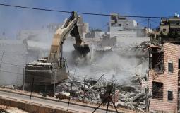 قوات الاحتلال تهدم شقتين سكنيتين و4 مخازن تجارية