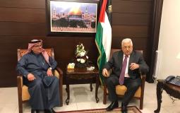 الرئيس الفلسطيني محمود عباس والسفير القطري محمد العمادي خلال اجتماع في رام الله - ارشيفية
