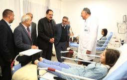 وزير التربية والتعليم صبري صيدم خلال زيارته  للمشفى الاستشاري للاطمئنان على المصابات