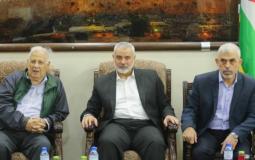 قيادة حماس برفقة رئيس لجنة الانتخابات -أرشيف-