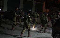 الجيش الاسرائيلي يعتقل فلسطينيين بالضفة